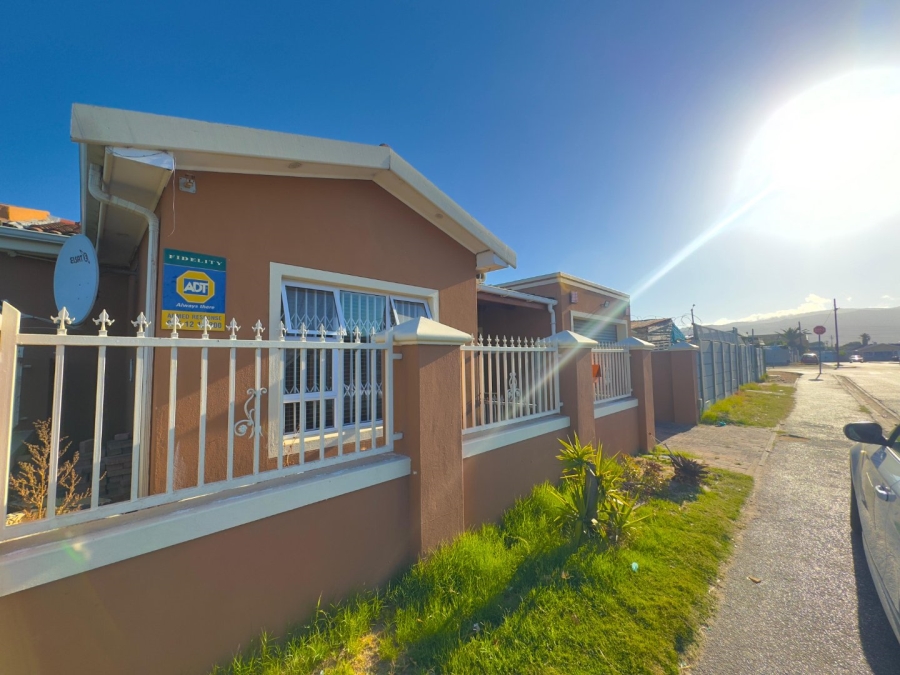 6 Bedroom Property for Sale in Steenberg Western Cape